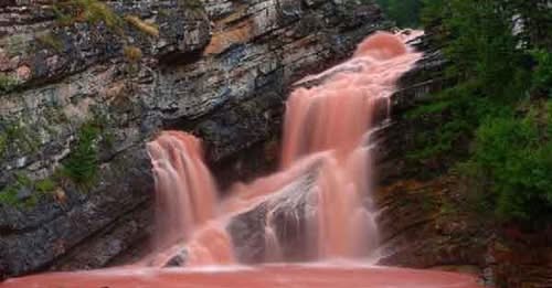 বিস্ময়কর রঙিন জলপ্রপাত!!